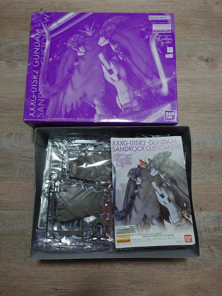 Premium Bandai MG 1/100 Gundam Sandrock EW - Bild 1 von 1