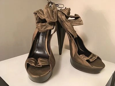 Tacones de plataforma dorados para mujer BURBERRY PRORSUM punta abierta tacón cónico talla 40/9,5 EE. UU. Foto 1 de 4