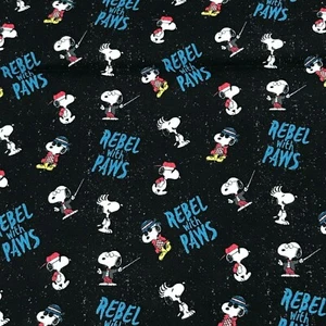 Tessuto Cotone FQ Snoopy Ribelle Con Zampe Tessuto Cotone Quarto Grasso 18 x 21 Pollici - Foto 1 di 2