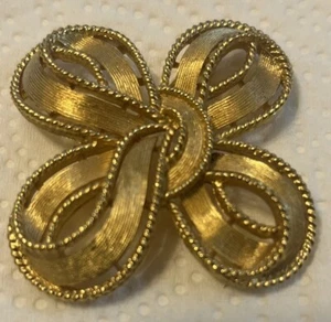 Vintage Crown Trifari Bow Ribbon Brooch Pin Signed Marked Brushed Gold Tone - Picture 1 of 4