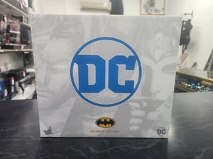 🔥 Hot Toys BATMAN DC Light Box NEW - Picture 1 of 3