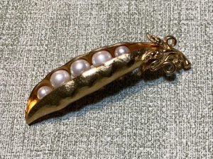 Vintage Trifari Gold Tone Faux Pearl "Peas in a Pod" Brooch Pin. - Picture 1 of 7