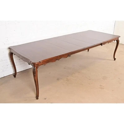 Mesa de comedor provincial francesa de nogal Kindel Furniture Luis XV, acabada Foto 1 de 4