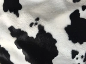TELA DE COSTURA DE PIEL SINTÉTICA VELBOA BLANCA Y NEGRA CON ESTAMPADO DE ANIMALES DE VACA POLIETILENO POR YARDA - Imagen 1 de 3