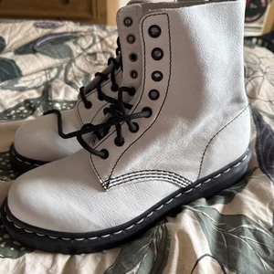 Dr Martens White Pascal Leather Boots Uk Size 7 - Picture 1 of 3