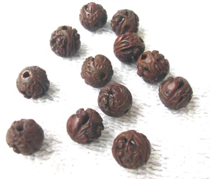 12 Chinese 19th century Hand Carved Hediao Nut Beads  Miniature Figures 11 mm - Picture 1 of 12