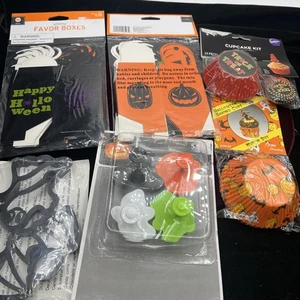 Lote de suministros para hornear de Halloween cortadores de galletas envoltorios de cupcakes cajas de golosinas selecciones - Imagen 1 de 8