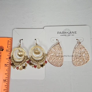 Lote de 2 pares de pendientes colgantes Lia Sophia y Park Lane aros tono dorado filigrana - Imagen 1 de 7