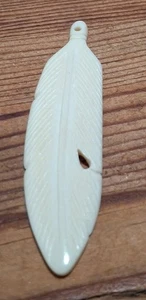 Ciondolo osso bovino piuma bianca intagliata 3" sciamano tribale boho fatto a mano - Foto 1 di 2