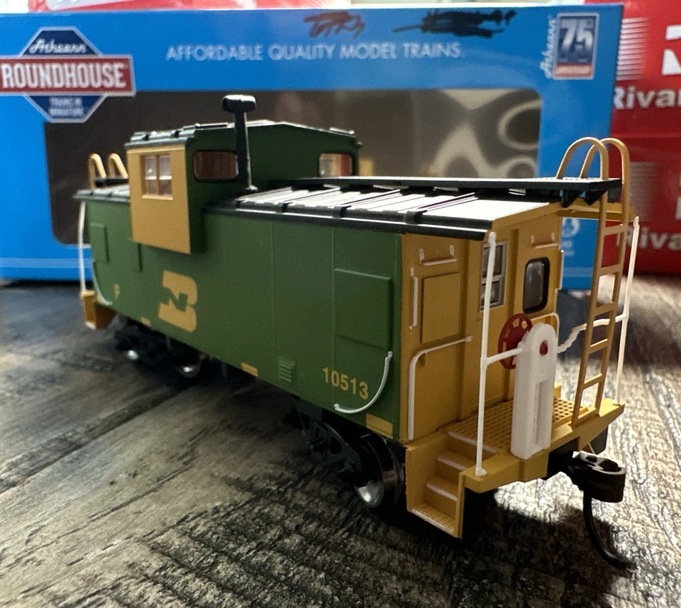 Athearn RND HO Scale RND1354 Wide Vision Caboose Burlington Northern  #10513 RTR - Image 1 of 4