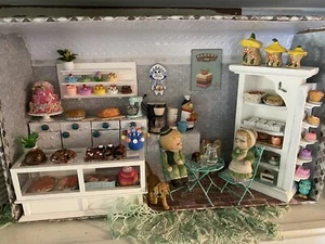 Adorable bakery diorama very detailed includes vintage salt and pepper, shakers - Picture 1 of 12