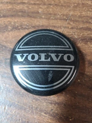 Оригинальный черный центральный колпак Volvo XC90 840 850 940 960 C70  - Изображение 1 из 4