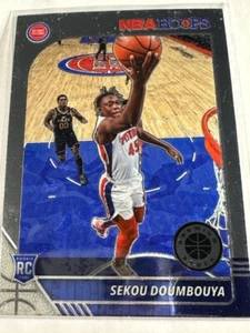 2019-20 NBA Hoops Premium Stock NBA Basketball Detroit Pistons Sekou Doumbouya - Bild 1 von 1