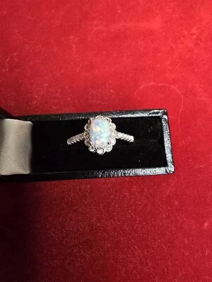 Impresionante anillo de vestir con halo de ópalo blanco y plata de ley - varios tamaños, por favor... Foto 1 de 4