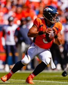RUSSELL WILSON 8X10 PHOTO DENVER BRONCOS PICTURE NFL FOOTBALL - Picture 1 of 1