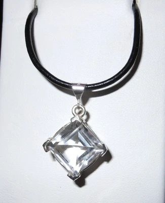 SS .925 TOPACIO BLANCO CORTE PRINCESA COLGANTE 14MM NUEVO CON CORDÓN DE CUERO Foto 1 de 4