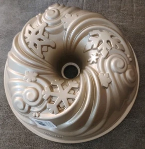 Nordic Ware Lascia che nevichi! Bundt Cake Pan Fiocco di Neve di Williams Sonoma NUOVO - Foto 1 di 3