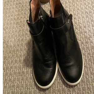 L Paola Gr. 7 1/2M Plateau Bootie.  Schwarz mit Weiß.  Seitlicher Reißverschluss.. Keine Schrammen - Bild 1 von 8