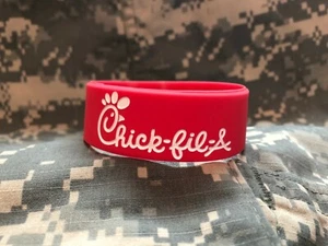 2x CHICK FIL-A Werbe Silikon Armband 1" breit Veteranen betrieben - Bild 1 von 1