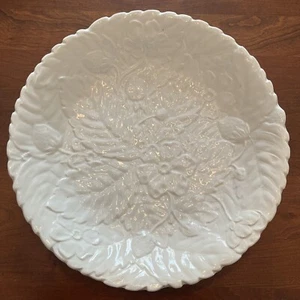PV France Majolika blühende Erdbeere 12" Platte weiß geprägt Vintage - Bild 1 von 8