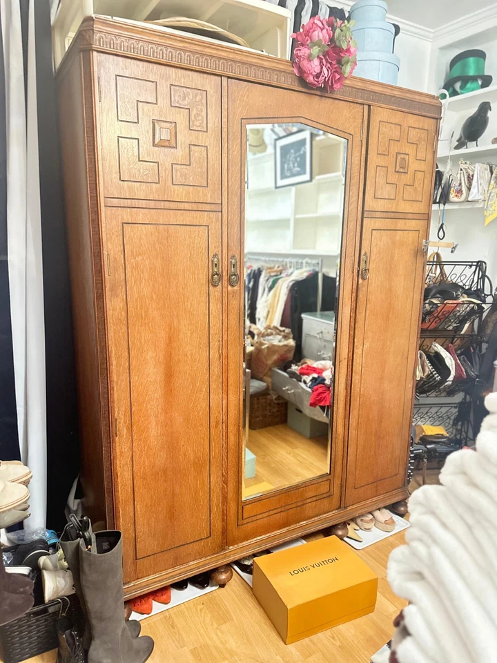 Cómoda antigua de madera con espejo adjunto y espacios de cabina. Muy bonito Foto 1 de 1