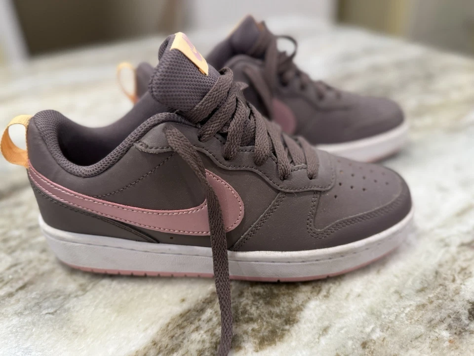 Nike Court Borough Low 2 Talla 4Y Mineral Violeta/Tinte Melón/Esmalte Rosa Foto 1 de 4