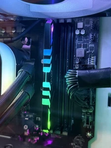 OLOY 32GB RGB DDR4 RAM 3200MHz For parts (only one working stick) - Afbeelding 1 van 2