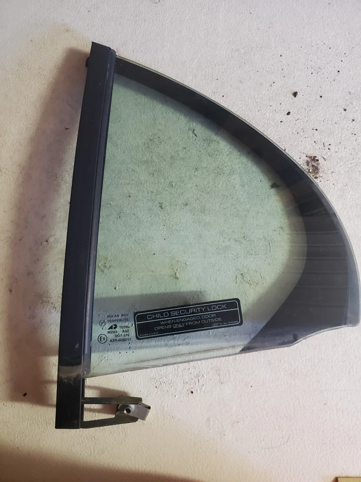 2002 Saturn S Series SL1 SW1 OEM Left Driver Side Rear Door Vent Window 01 02 - Image 1 of 1