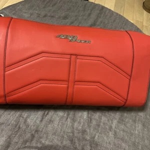 Equipaje/bolso de cuero rojo Ferrari 488 Spider - Imagen 1 de 19