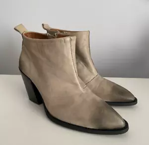 Stivaletti John Fluevog Entrance Room 406 in pelle con tacco a punta beige taglia 9 US - Foto 1 di 7