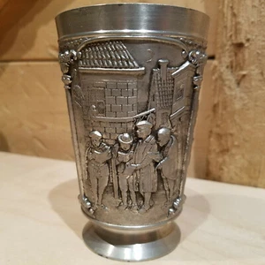 Copa copa de peltre Rein Zinn Etain Pur 95 % escena de pueblo ornamentada 4,5"- Swanky Barn - Imagen 1 de 12