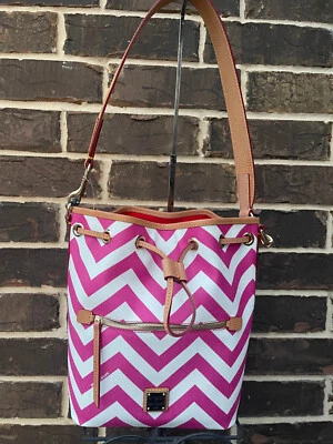Nuevo con etiquetas Bolso Cubo Dooney & Bourke Chevron con Cordón Rosa Fucsia Blanco Foto 1 de 4