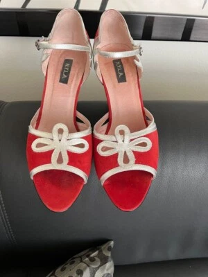 N.Y.L.A. Correa de tobillo de gamuza roja con ribete plateado 8 B en excelente estado Foto 1 de 4