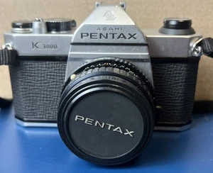 Cámara Pentax Asahi K1000 SMC PENTAX-M 1:2 50 mm lente con tapa de lente cámara fotográfica - Imagen 1 de 19