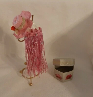 Миниатюрный кукольный домик аксессуары мебель лот дерево стойка шляпа розовый вечернее платье  - Изображение 1 из 4