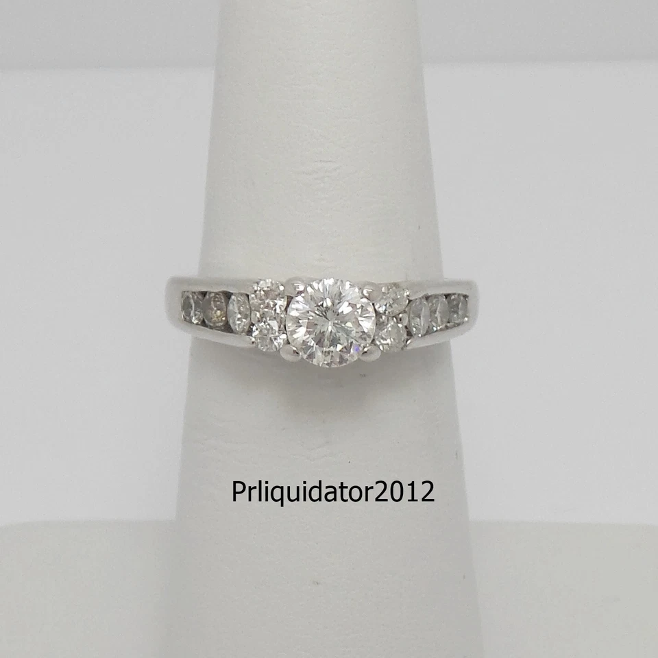 Anillo de boda solitario de diamantes redondos naturales de 1 quilate de oro blanco de 14 quilates Foto 1 de 4