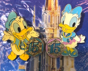 🥳 Juego de 2 prendedores Pato Donald Pato Margarita Tokio Disney Mar 15 aniversario prendedores de premio - Imagen 1 de 2