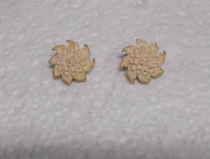 Antiguo. Pendientes de clip. Concha marina grabada en tono amarillo. Flor. - Imagen 1 de 3