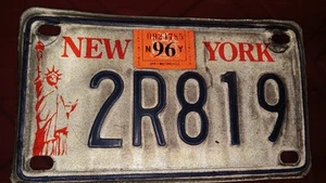 1997 NEW YORK MOTORCYCLE LICENSE PLATE  STATUE OF LIBERTY 2R819 1996 Sticker - Picture 1 of 2