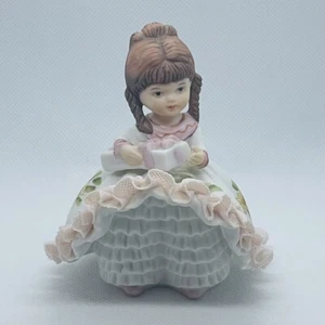 Vestido floral Lefton de colección Bloomer Girl con regalo pintado a mano cabello castaño ribete de encaje - Imagen 1 de 9