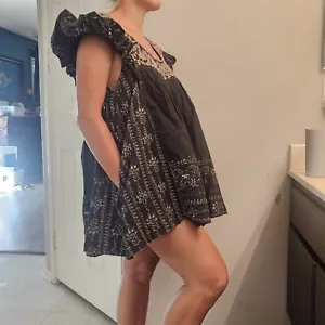 Lindo Mini Vestido Floral Negro Free People con Pantalones Cortos Incorporados Divertido Gorra de Hombro. - Imagen 1 de 12