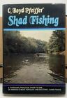 SHAD FISHING par C. Boyd Pfeiffer - couverture rigide signée * très bon état * C5