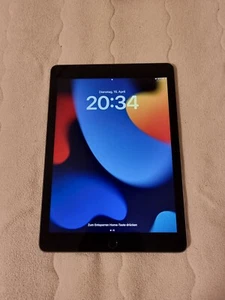 IPad 6. Generation 32 GB Space-Grau | inkl. Tastaturhülle Logitech Slim Folio - Bild 1 von 20
