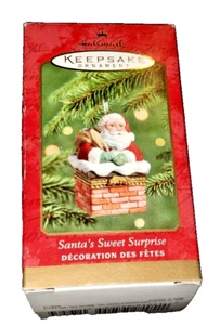 Caja de chimenea de porcelana Hallmark Keepsake Ornament Santa's Sweet Surprise ©2001 - Imagen 1 de 10