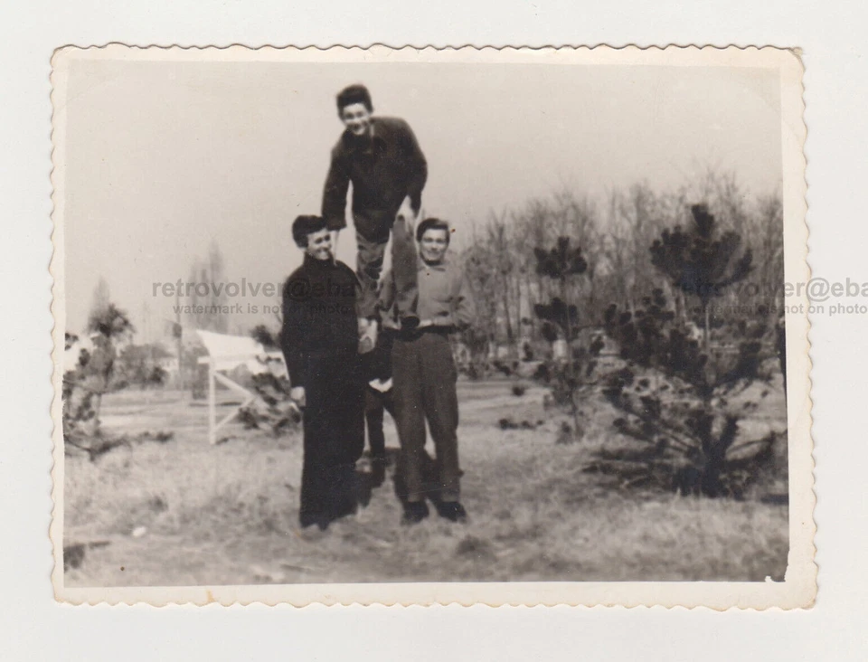 Affettuoso bello giovane uomo ragazzi attraenti maschi carini gay vicinanza - Immagine 1 di 1