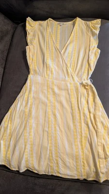 Vestido envolvente para mujer Ella Moss cuello en V mediano amarillo blanco a rayas  Foto 1 de 4