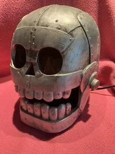 VINTAGE ROBOTERKOPF Steampunk Metall Optik Kunststoff Totenkopf Nachtlicht elektrisch - Bild 1 von 9