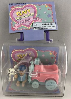 Игровой набор миниатюрных фигурок маленьких кукол Tiny Treasures для мальчика куклы собаки автомобиля - Изображение 1 из 3