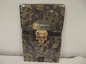 Tovaglia tessuto teschi Wyatt Home Halloween nero e oro 60" rotonda nuova - Foto 1 di 6