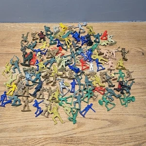 Vintage Spielzeug Armee Männer/Cowboys/Indianer/Ritter/Polizist Plastik Soldaten Lot - Bild 1 von 6